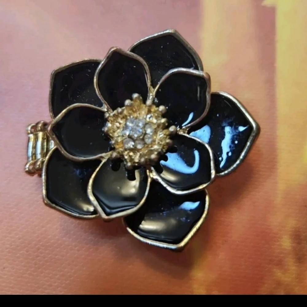 Elegant Black and Gold Tone Floral Enamel Stretch Ring